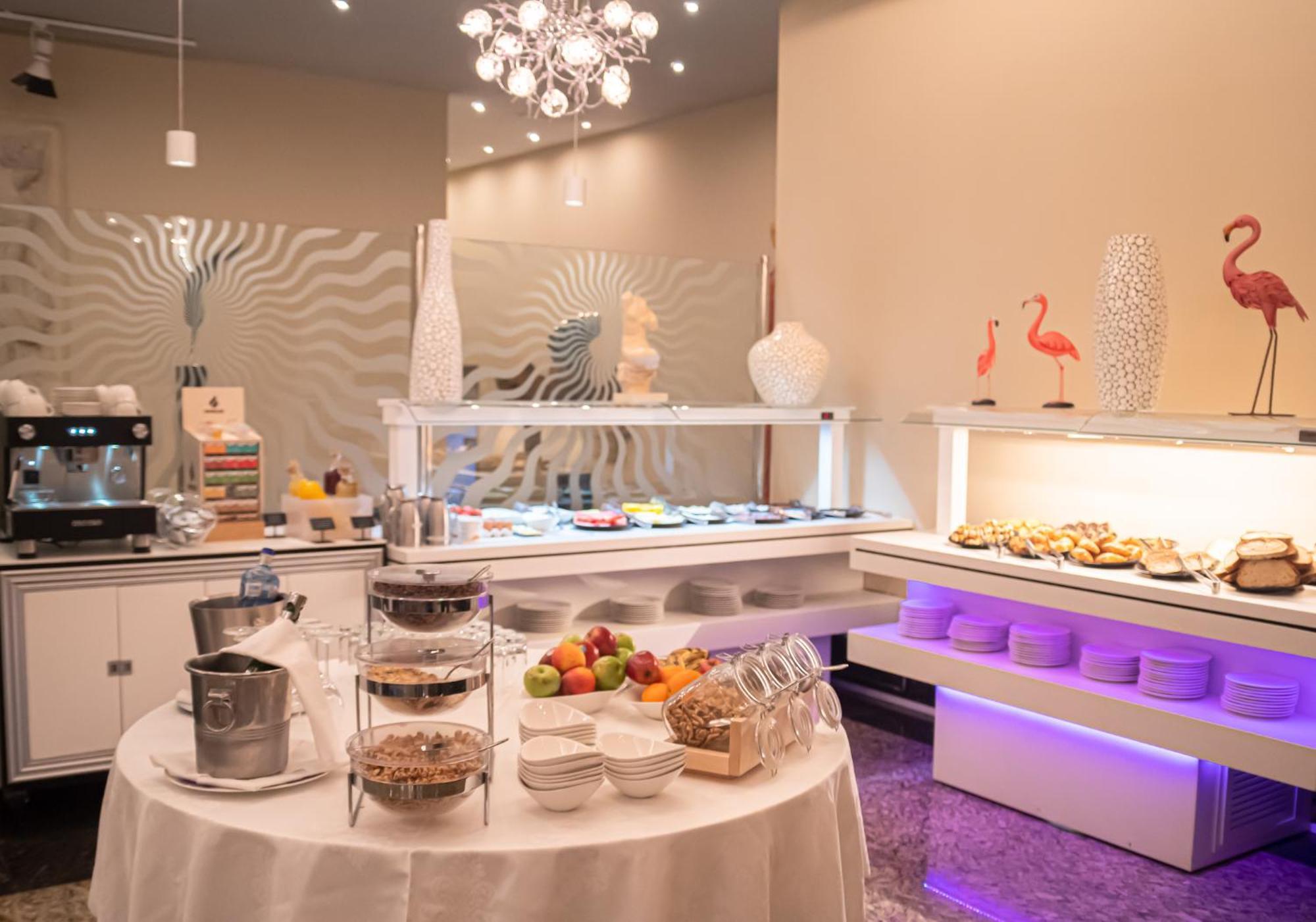 Hotel Princesa Parc Excellence Arinsal Εξωτερικό φωτογραφία A buffet at a hotel