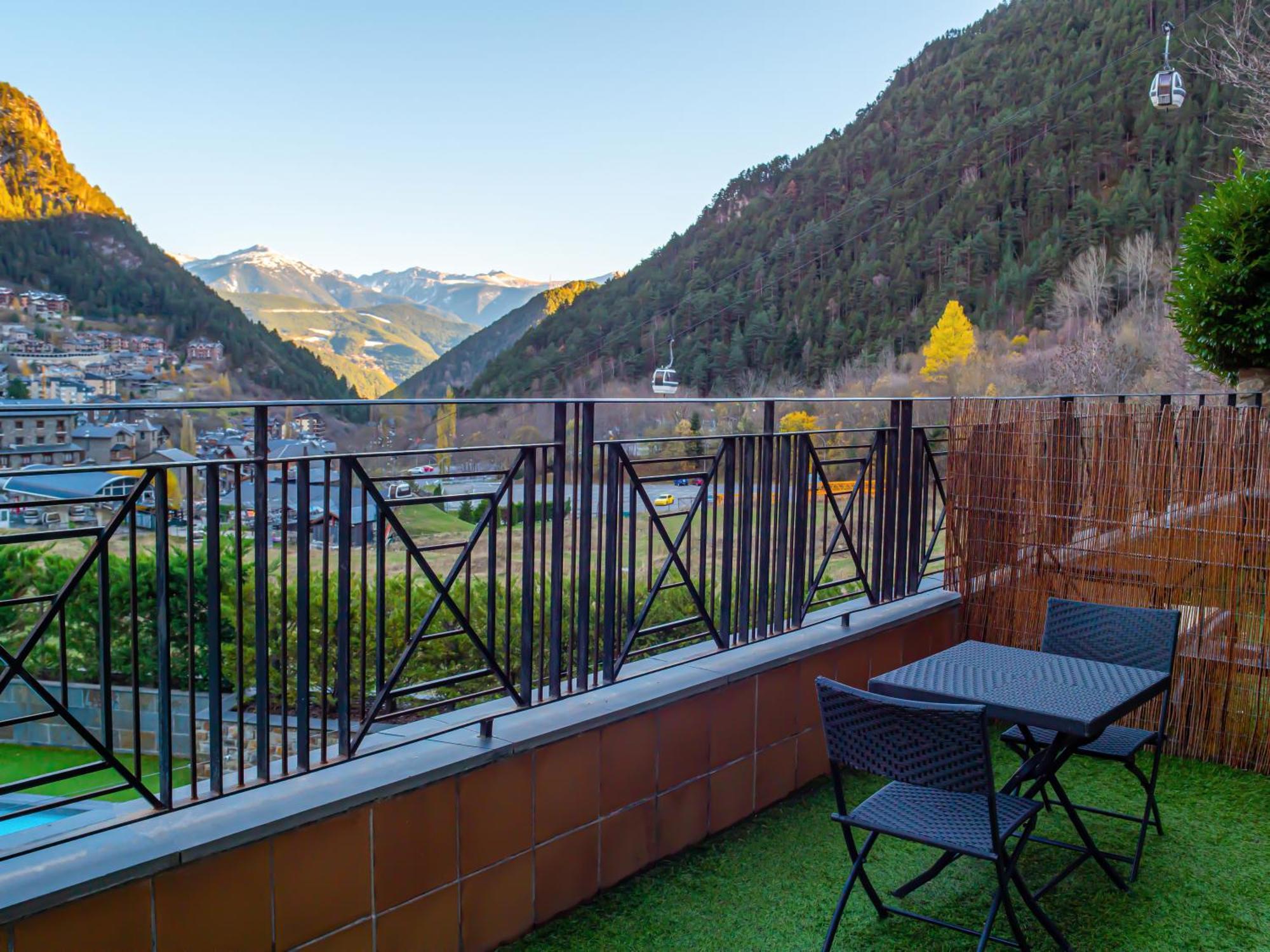 Hotel Princesa Parc Excellence Arinsal Εξωτερικό φωτογραφία A balcony in the Swiss Alps